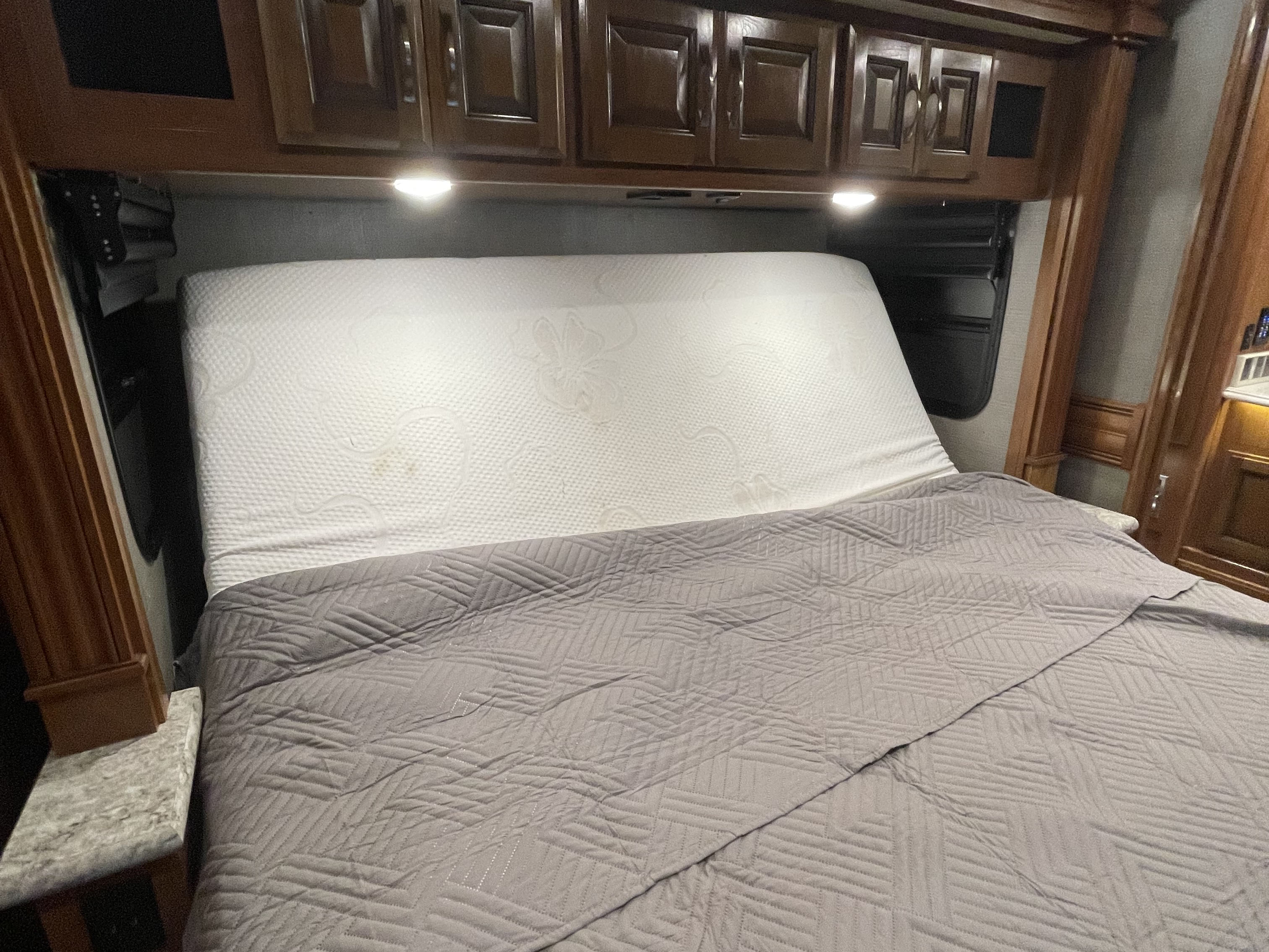 2018 Fleetwood DISCOVERY 38N - Image 13