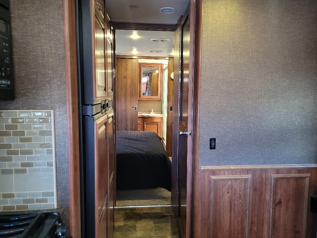 2014 Fleetwood Bounder 36E - Image 11