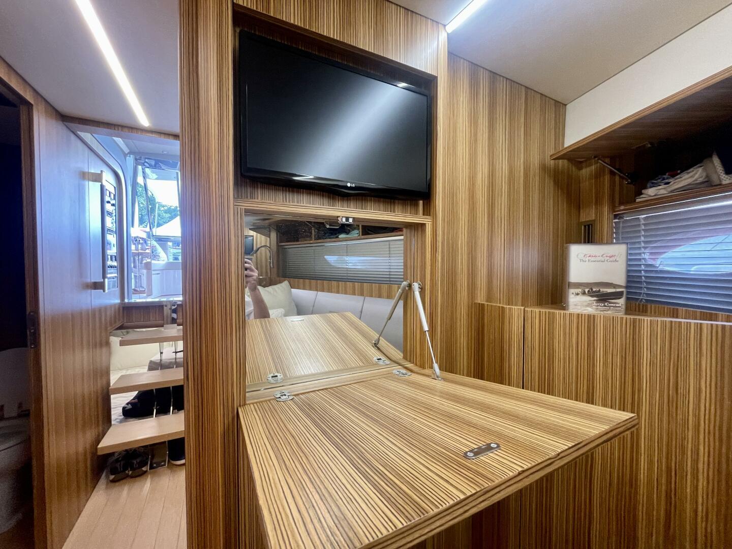 2017 Chris-Craft Commander 42 - Image 29