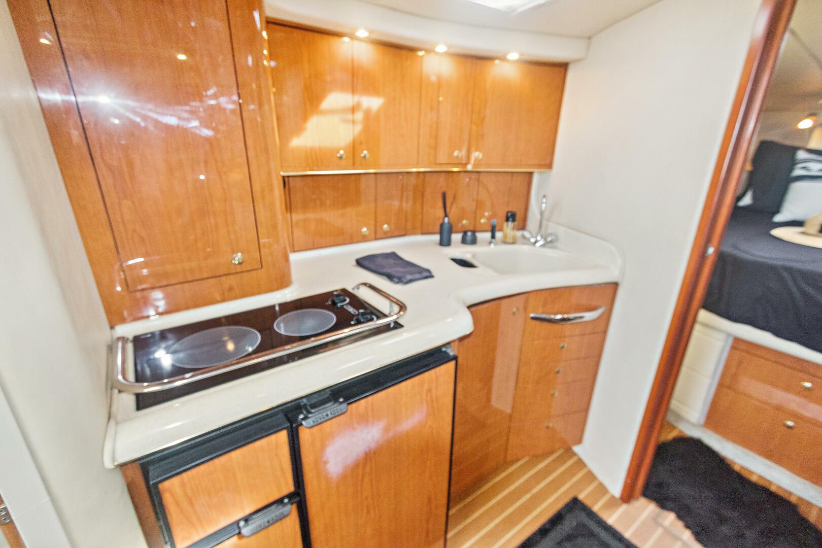 2000 Sea Ray 370 Express Cruiser - Image 11