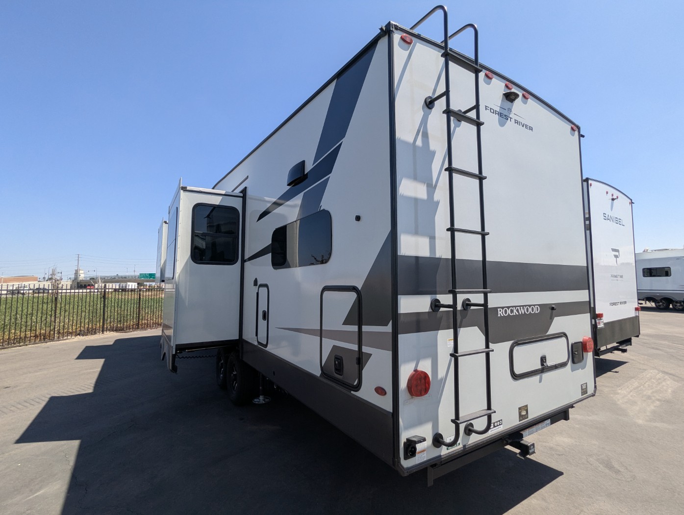 2026 Forest River Rockwood Signature R371RK - Image 4