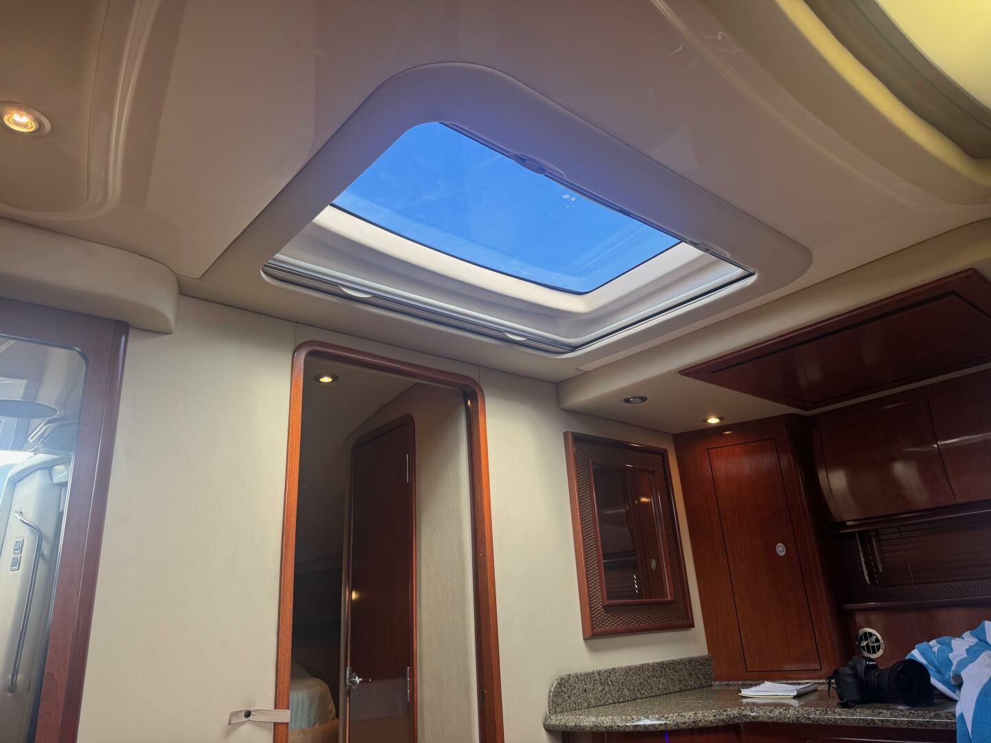 2005 Sea Ray Sundancer - Image 23
