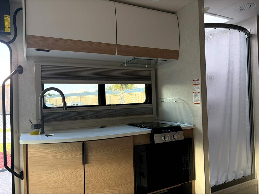 2027 THOR MOTOR COACH TIBURON 24XL - Image 14