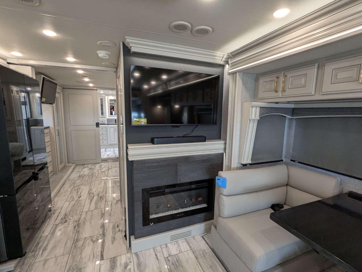 2026 Fleetwood Discovery LXE 40M - Image 23