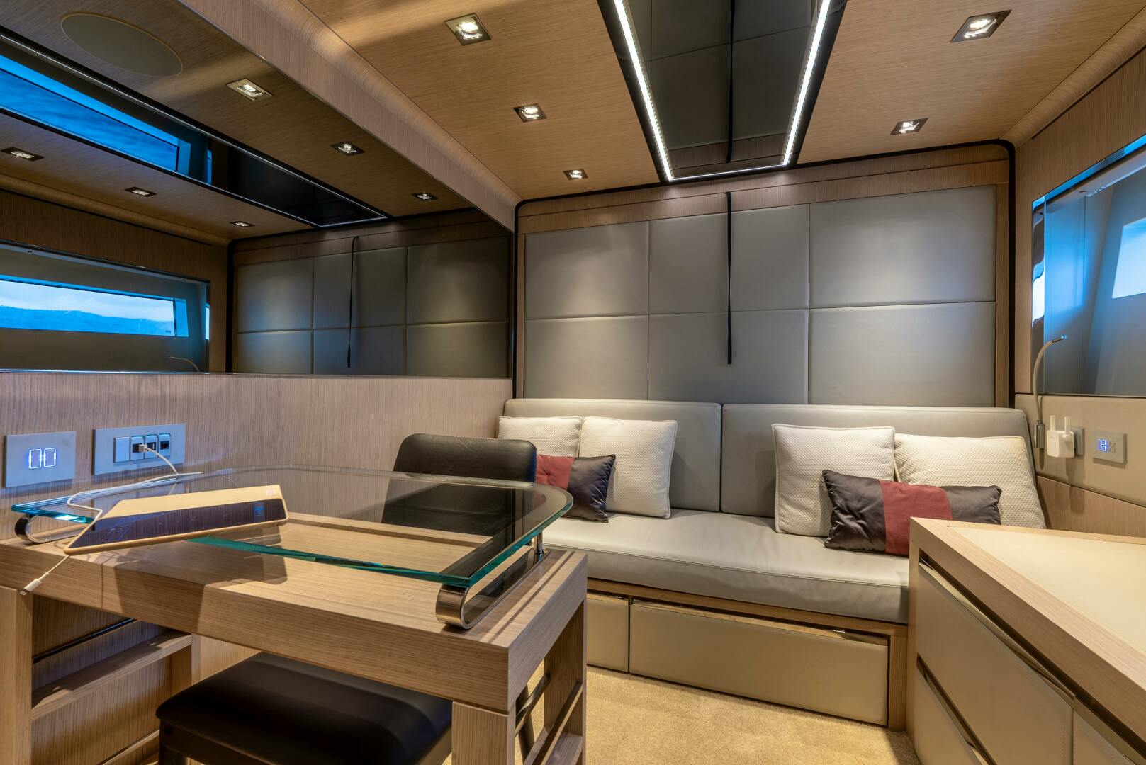 2018 Dominator Yachts Dominator Ilumen Base - Image 25