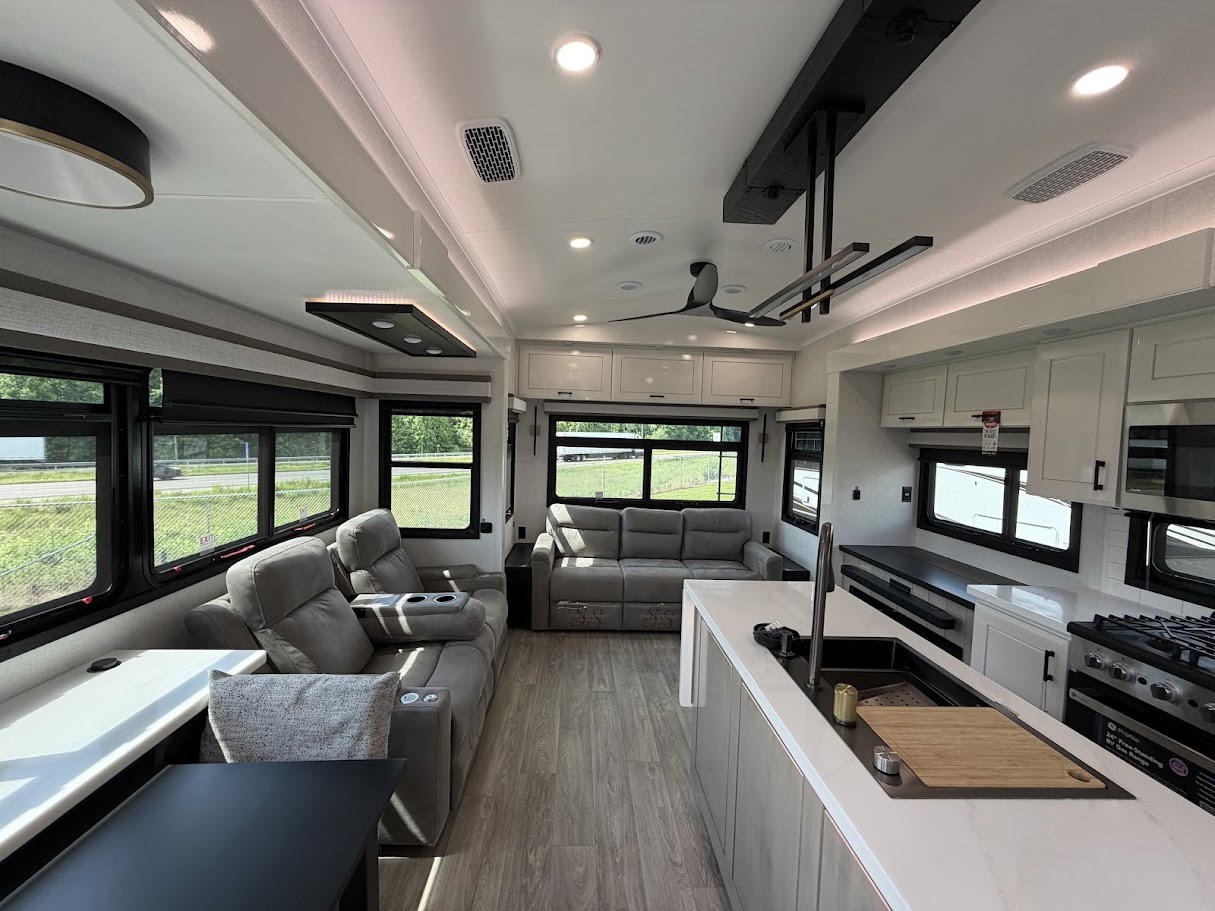2027 JAYCO PINNACLE 32RLTS - Image 6