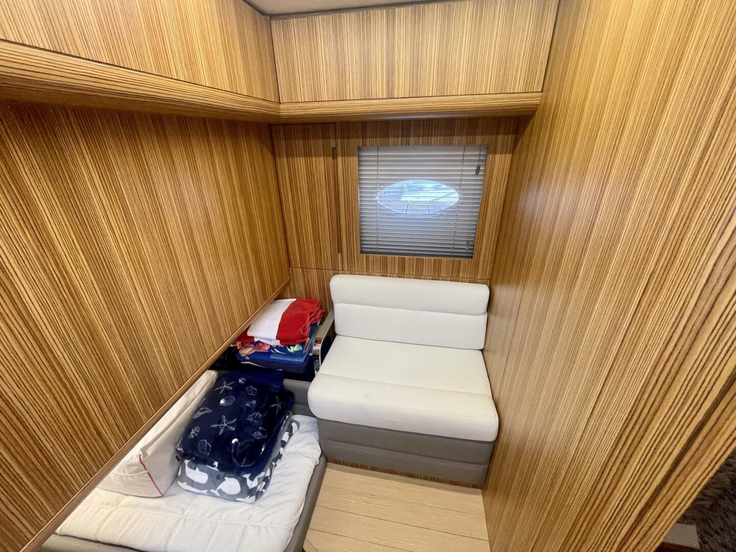 2017 Chris-Craft Commander 42 - Image 23