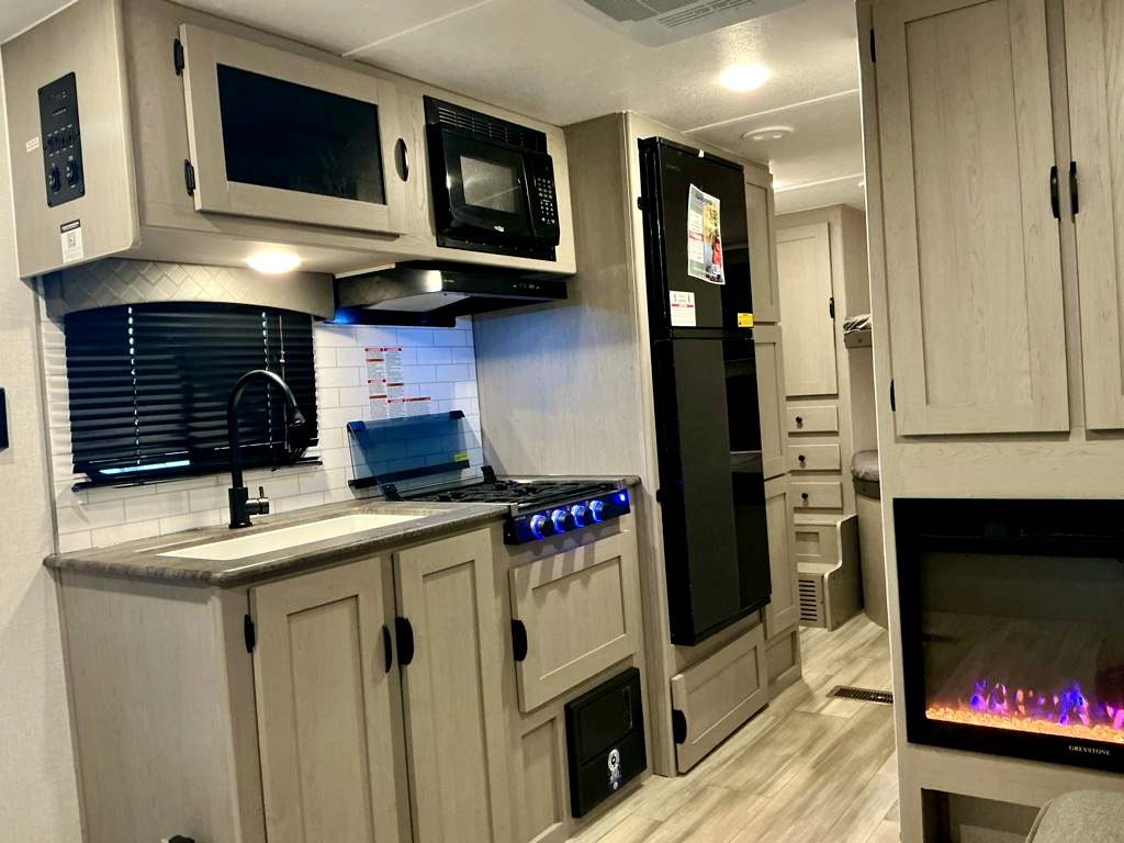 2024 COACHMEN 252DBUS - Image 8