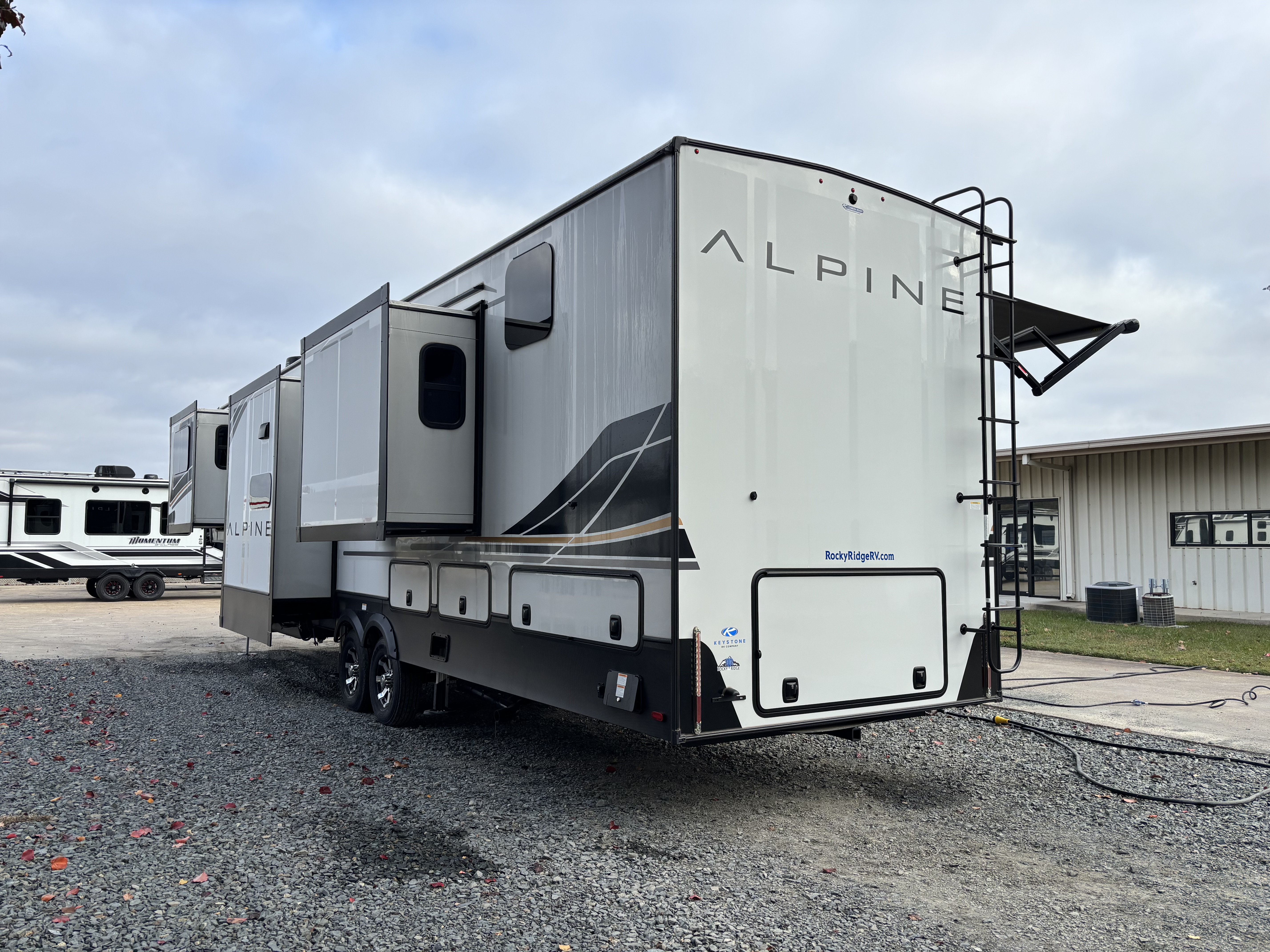 2025 Keystone Alpine 3700FL - Image 6