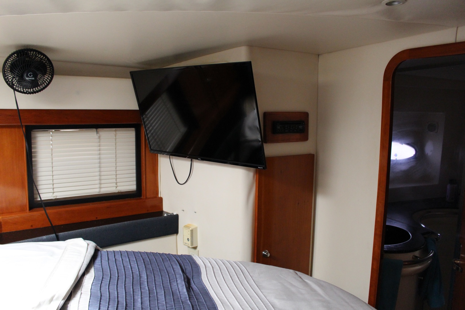 2000 Carver Trojan 440 Express - Image 32