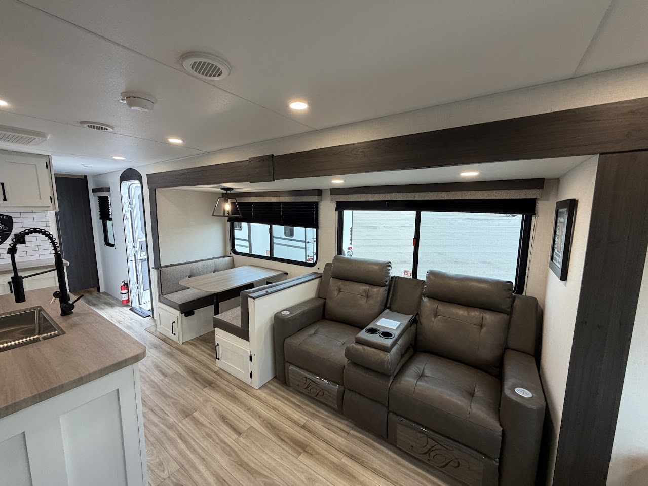 2027 VENTURE RV SIENNA 293VIK - Image 13
