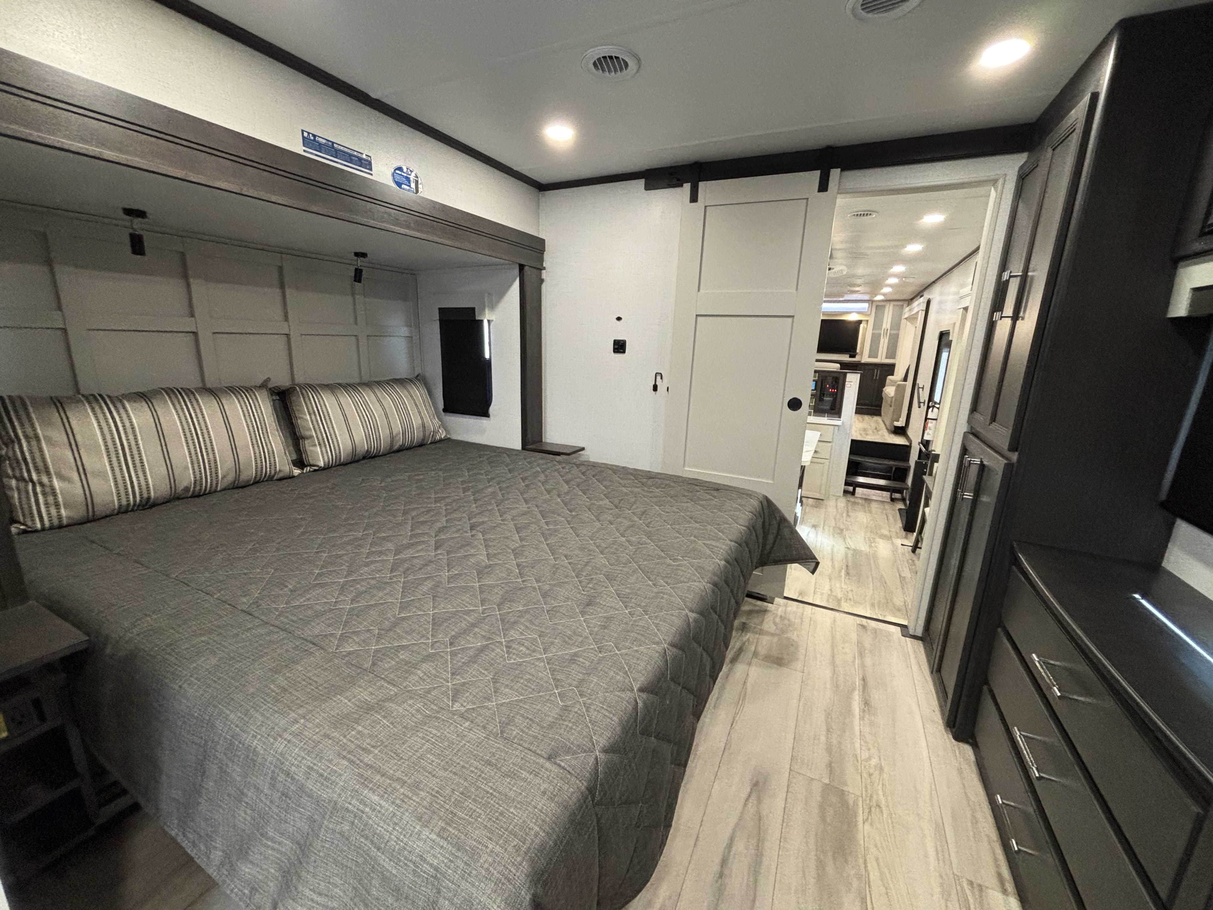 2025 Keystone Alpine 3700FL - Image 18