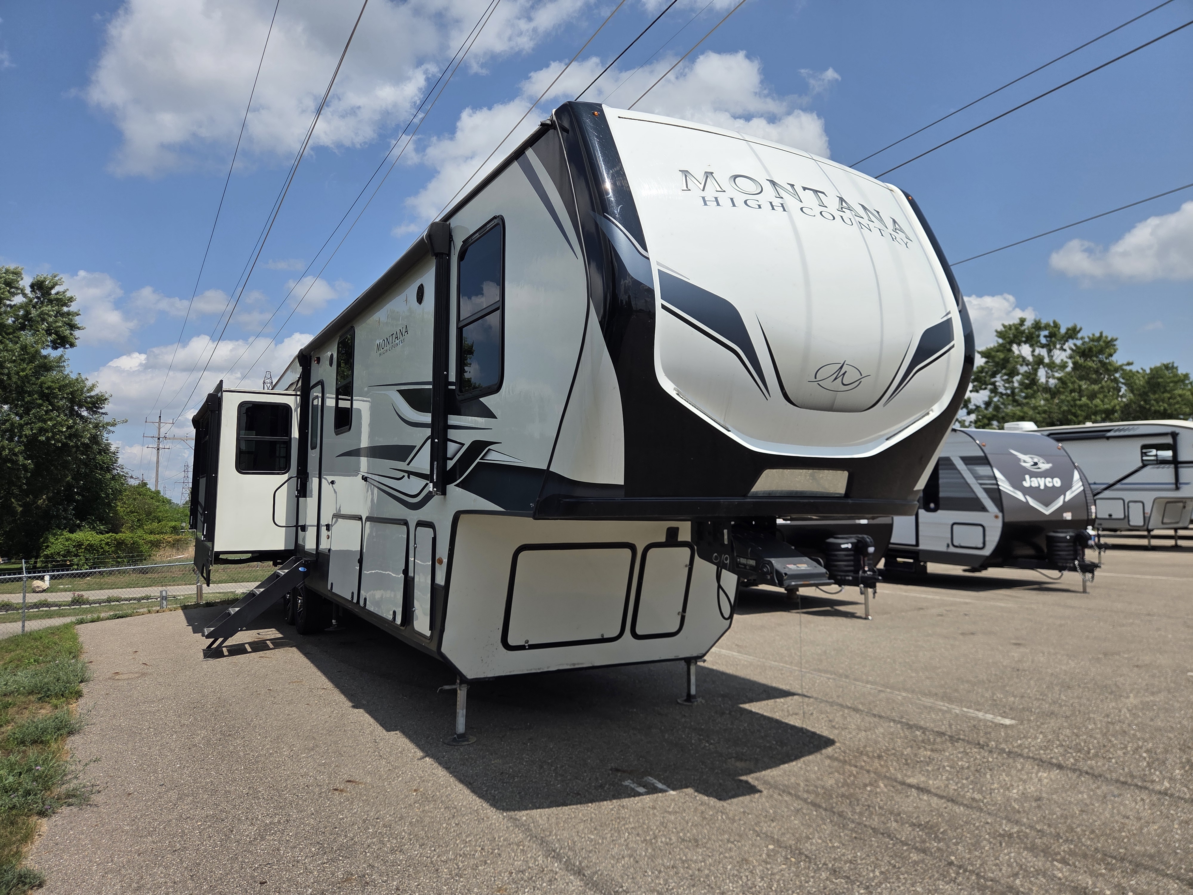 2022 Keystone Montana High Country 385BR - Image 1