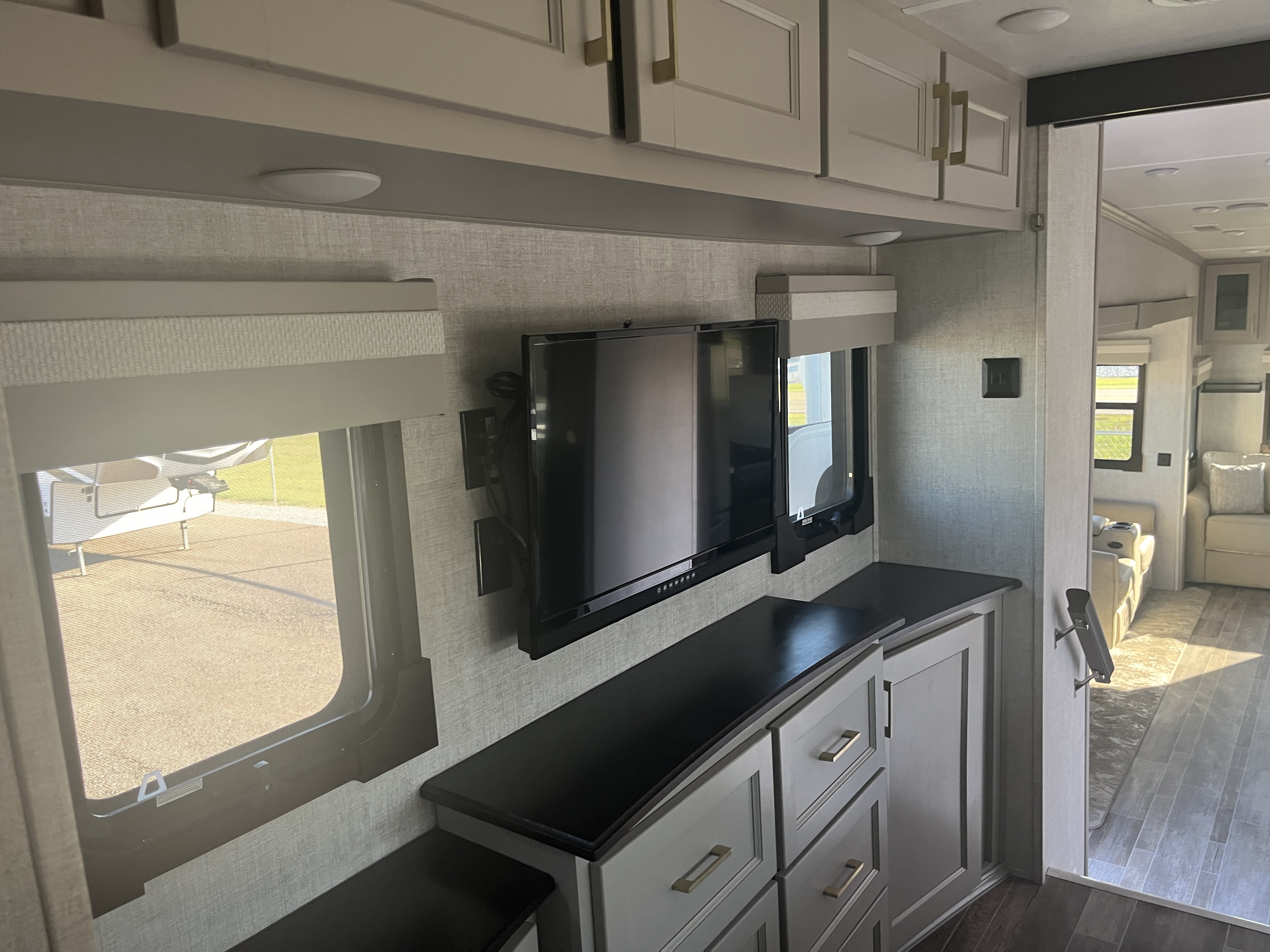 2021 PALOMINO COLUMBUS 383FBW - Image 32