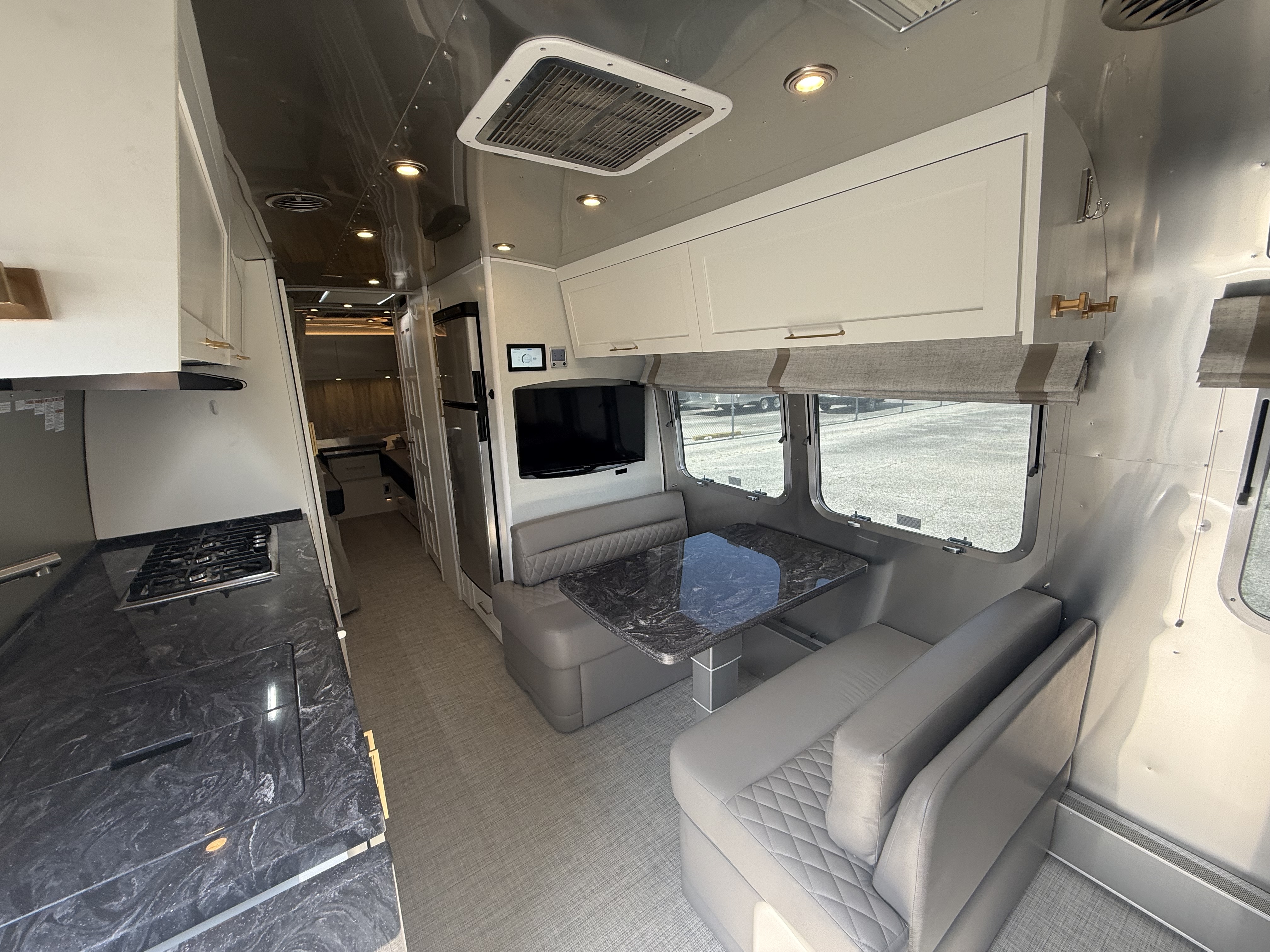 2025 AIRSTREAM CLASSIC 30RB - Image 10