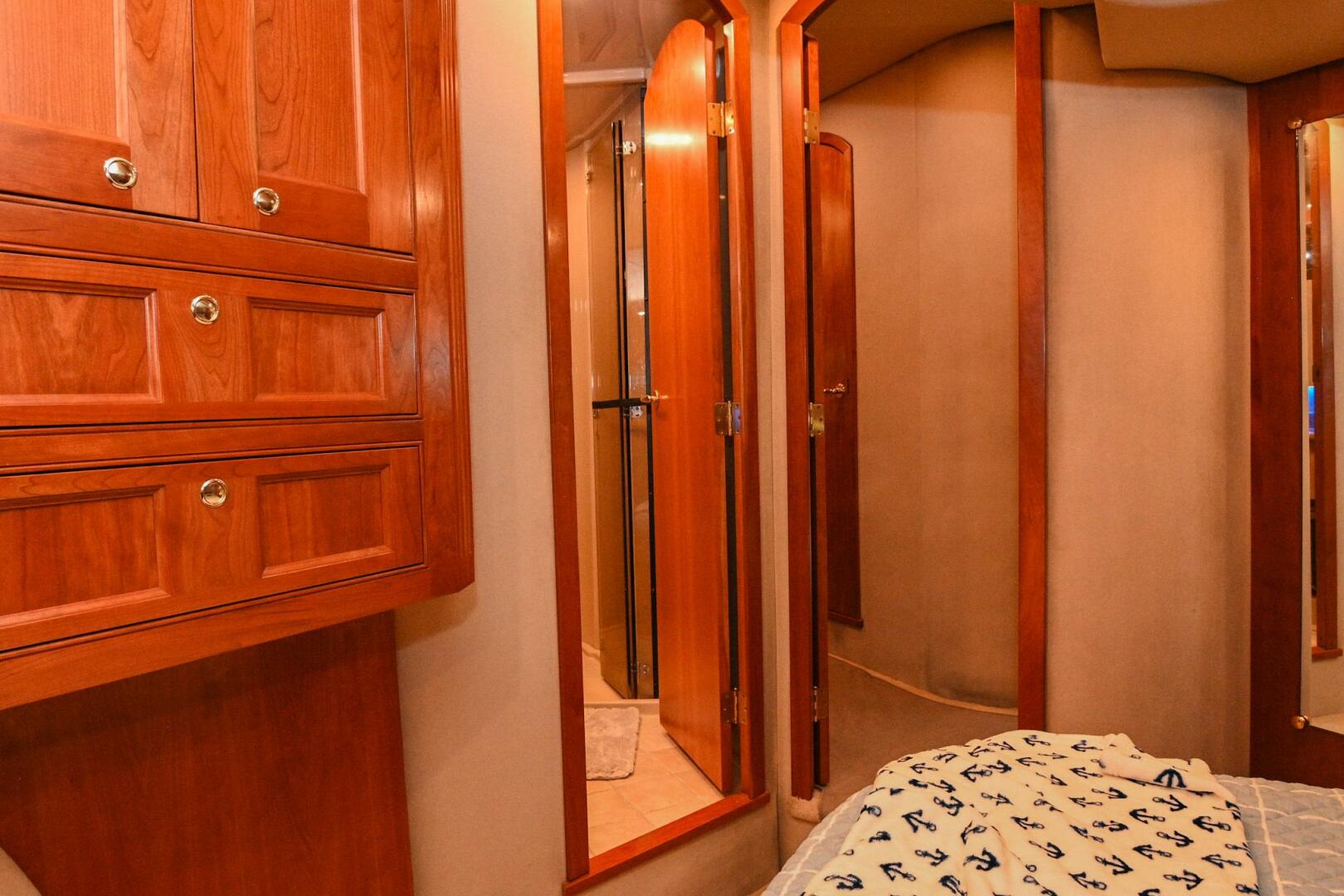 2002 Cruisers Yachts 5000 Sedan Sport - Image 66
