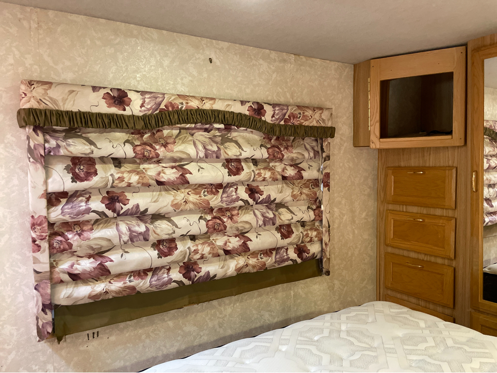 2000 Fleetwood Bounder 34T - Image 17
