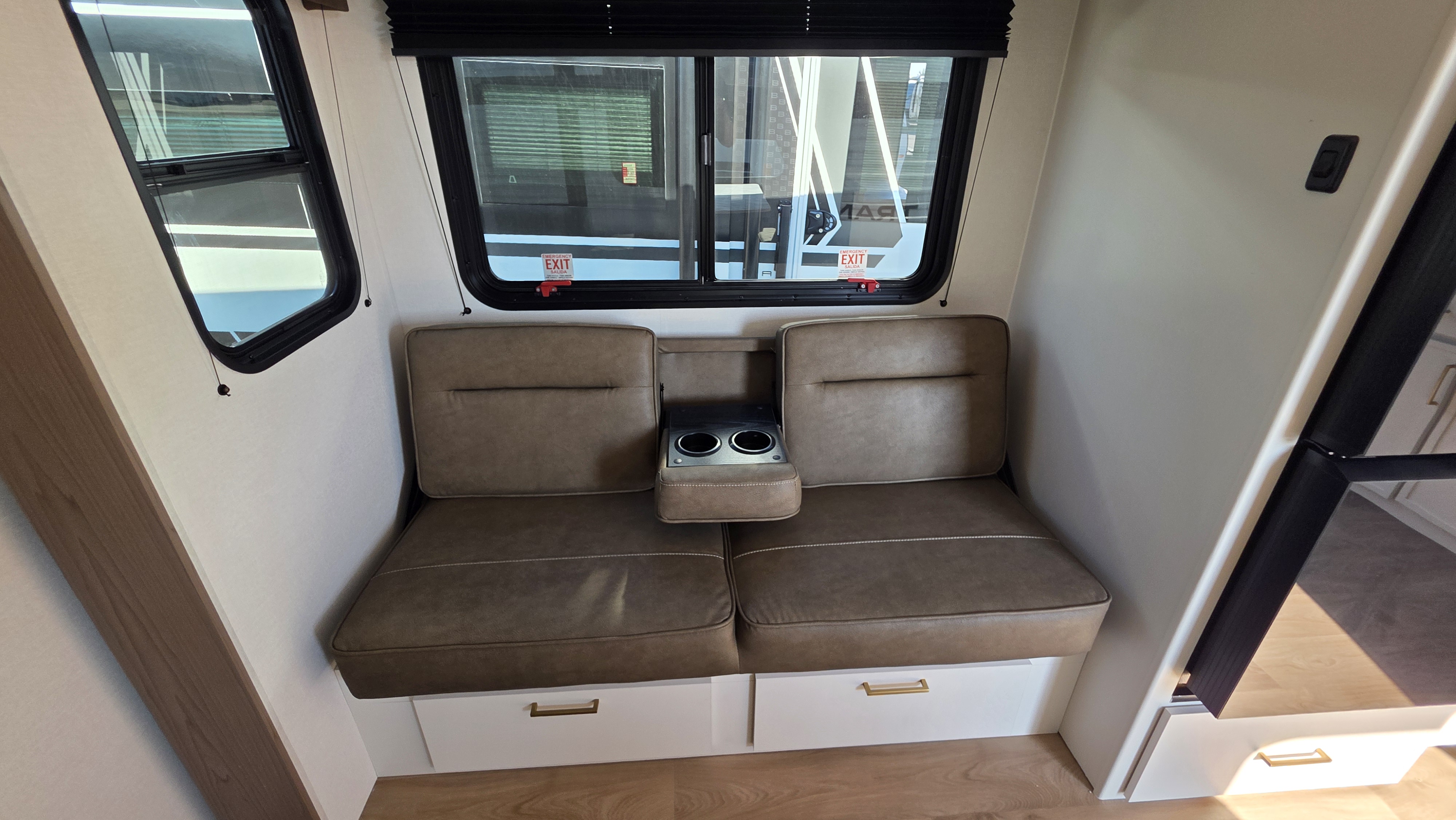 2027 GRAND DESIGN TRANSCEND 26BHX - Image 17