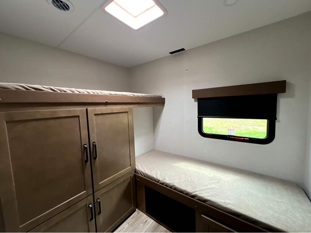 2027 VENTURE RV SPORTTREK 333VIK - Image 18