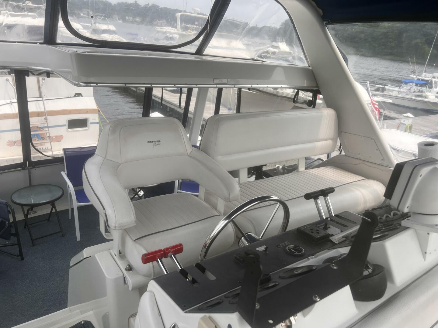 1994 Carver Aft Cabin Motor Yacht - Image 12