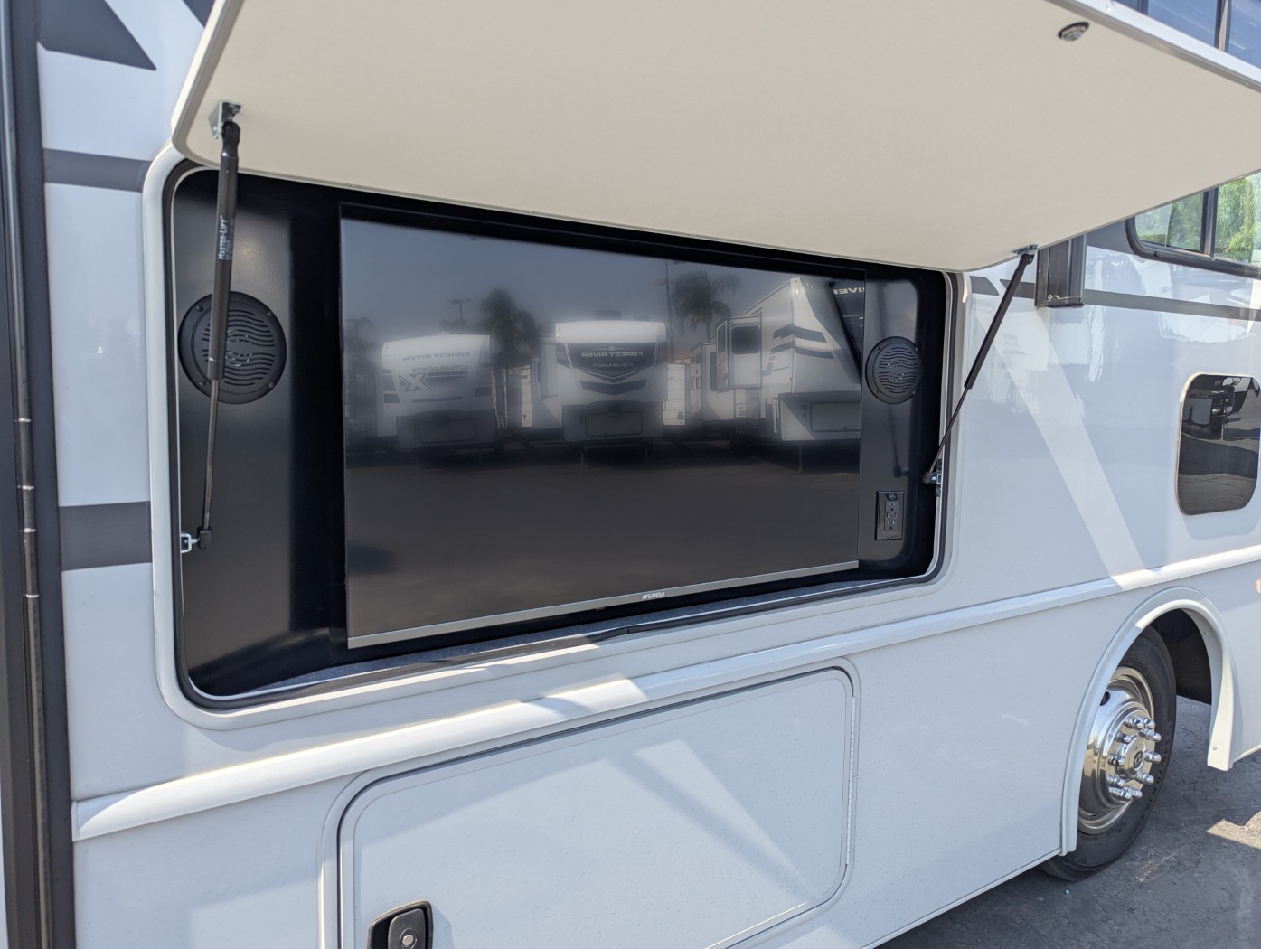 2025 Fleetwood Flair 28A - Image 7