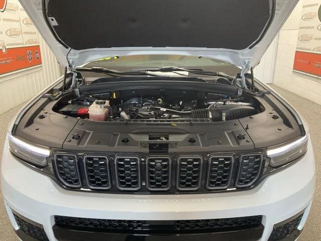 2025 Jeep Grand-Cherokee-L Laredo Altitude 4x4 - Image 10