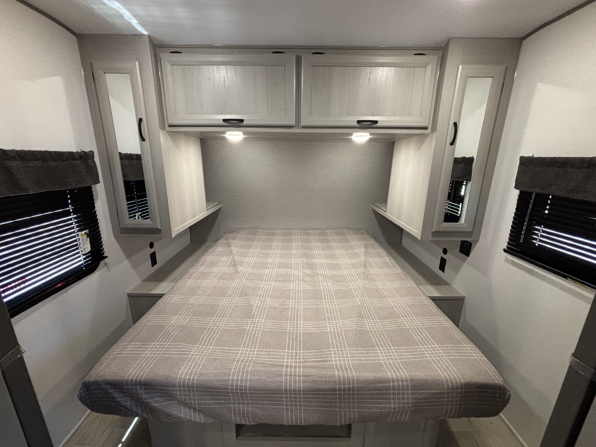 2027 Coachmen Catalina Legacy Edition 273DBHCK - Image 17