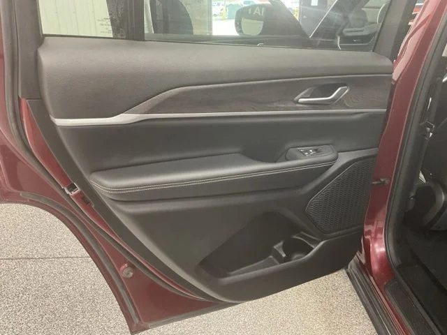 2024 Jeep Grand-Cherokee-L Laredo Altitude 4x4 - Image 21