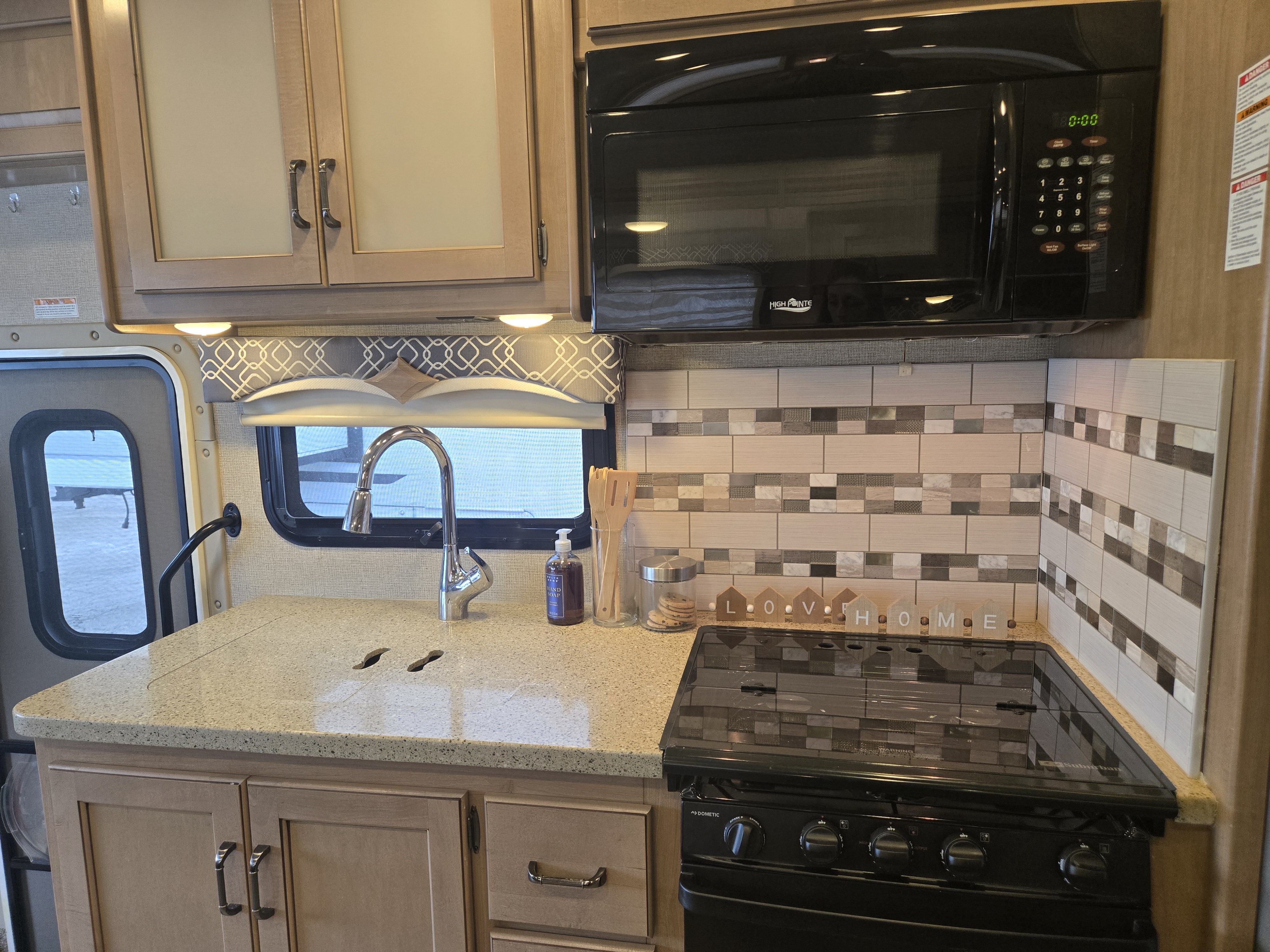 2018 Thor Motor Coach Hurricane 35M - Image 14