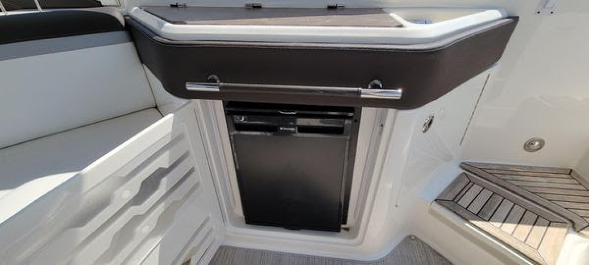 2017 Sea Ray 310 SLX - Image 9