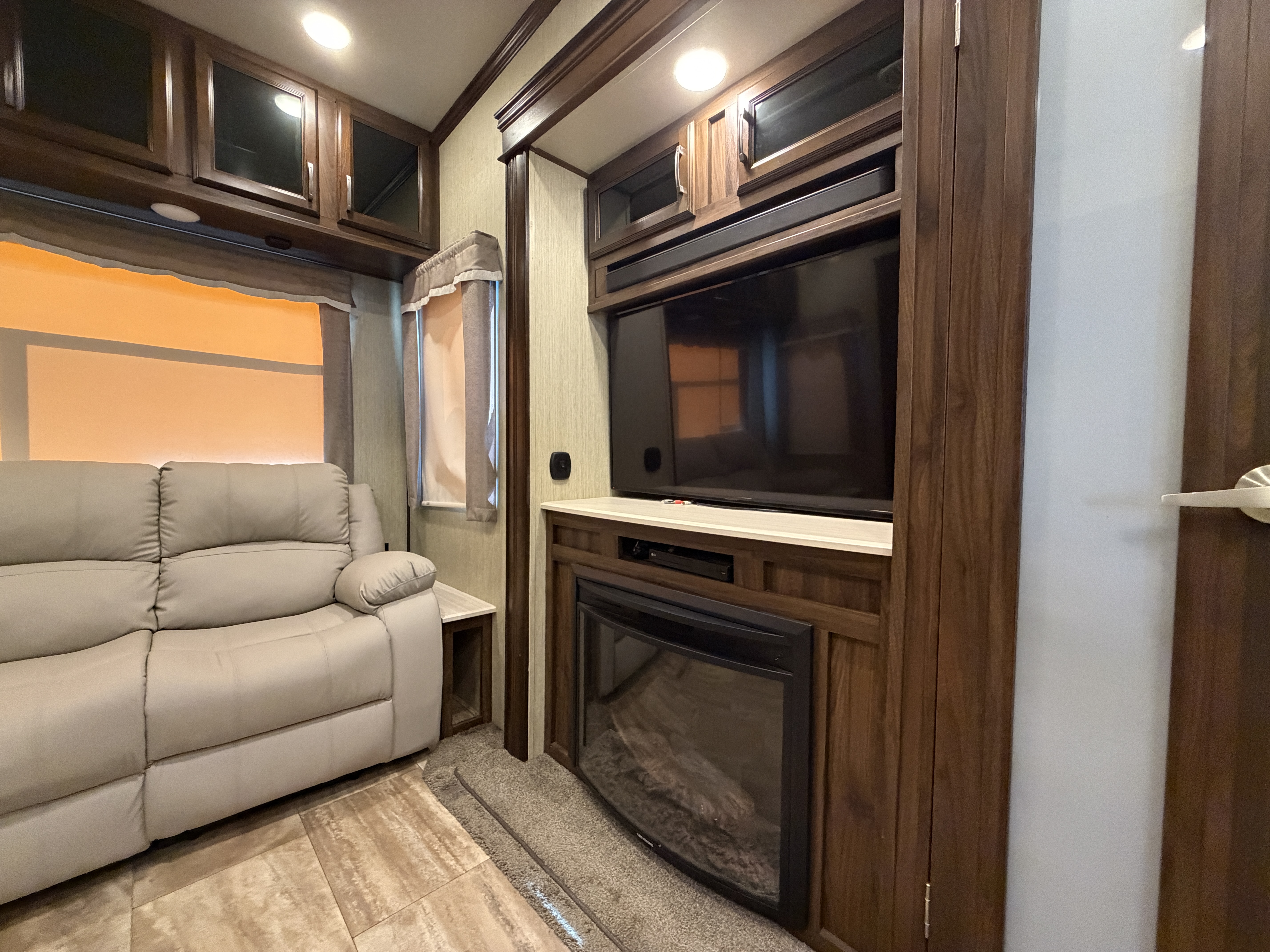 2018 Palomino Columbus Compass 377MBC - Image 9