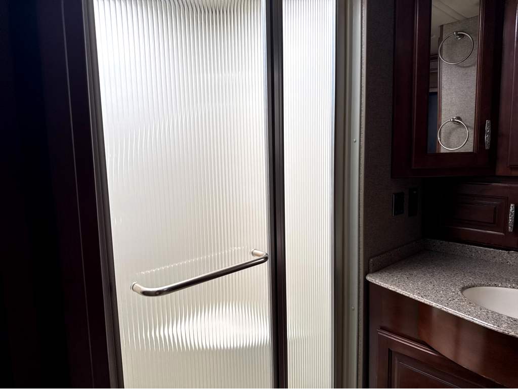 2014 Fleetwood DISCOVERY 40E - Image 30