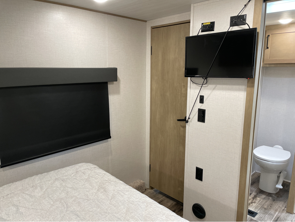 2022 Keystone Raptor 351 - Image 27