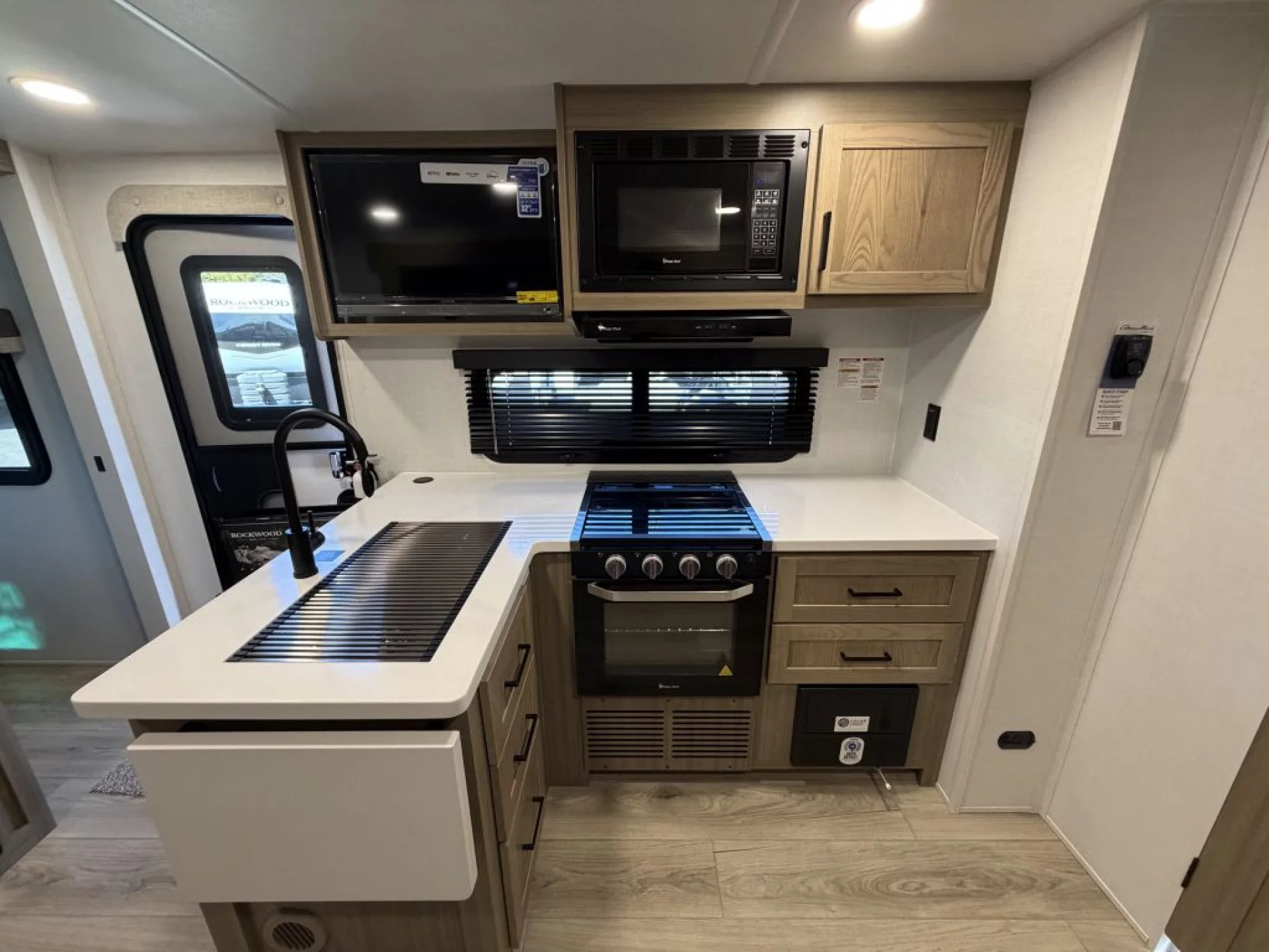 2027 FOREST RIVER ROCKWOOD MINI LITE 2513S - Image 21