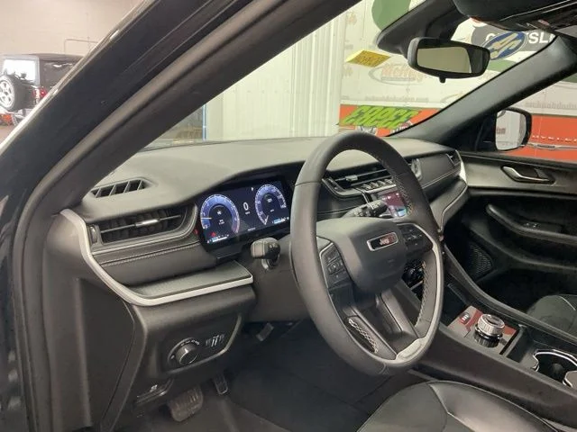 2024 Jeep Grand-Cherokee-L Laredo Altitude 4x4 - Image 12