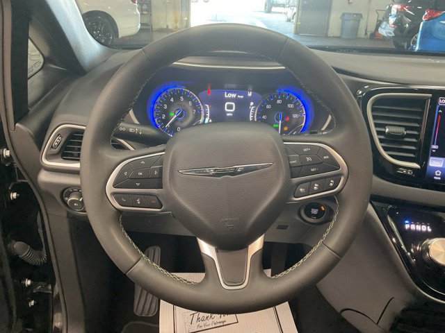 2025 Chrysler Pacifica Limited FWD - Image 14