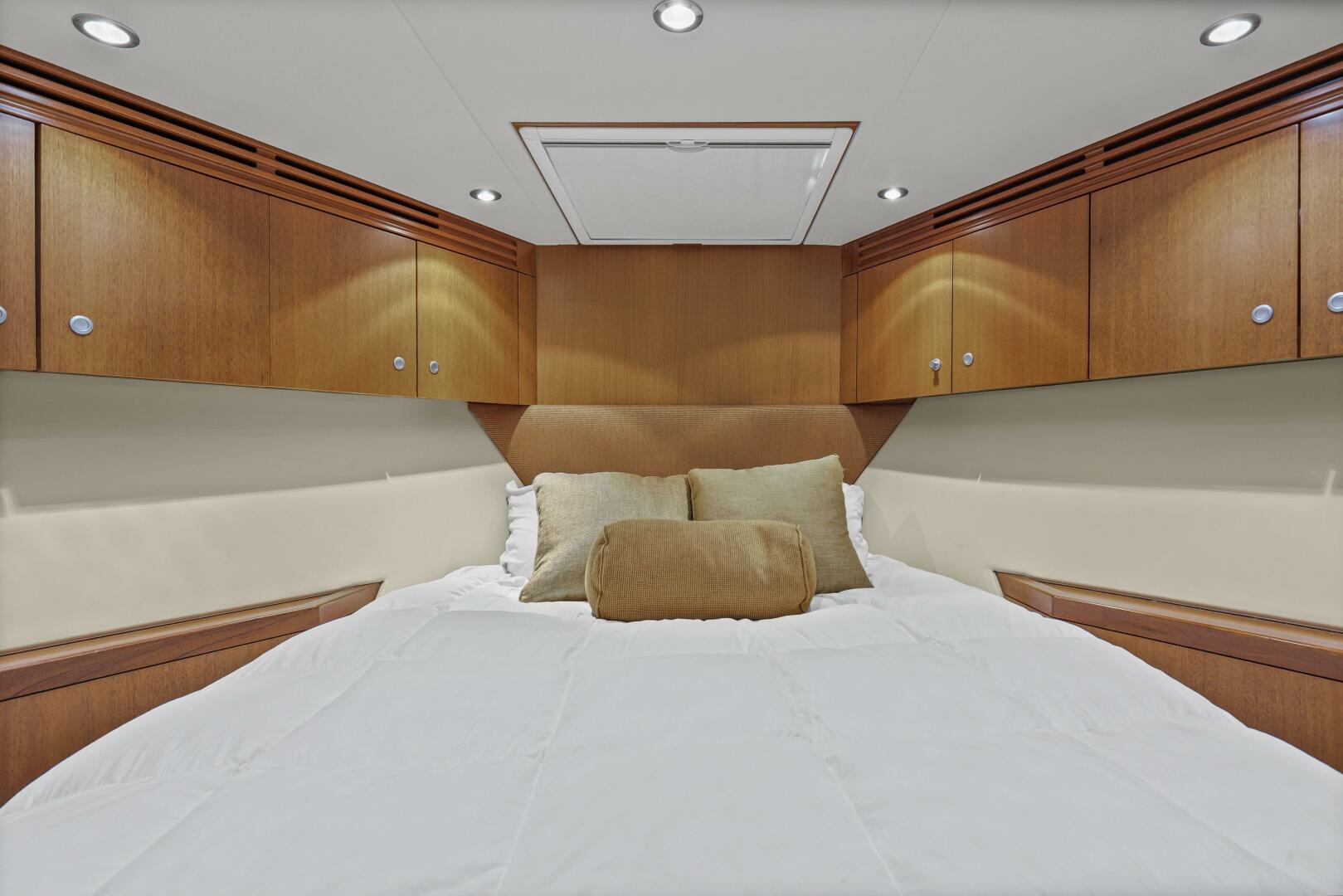 2008 Hatteras 60 Convertible - Image 21
