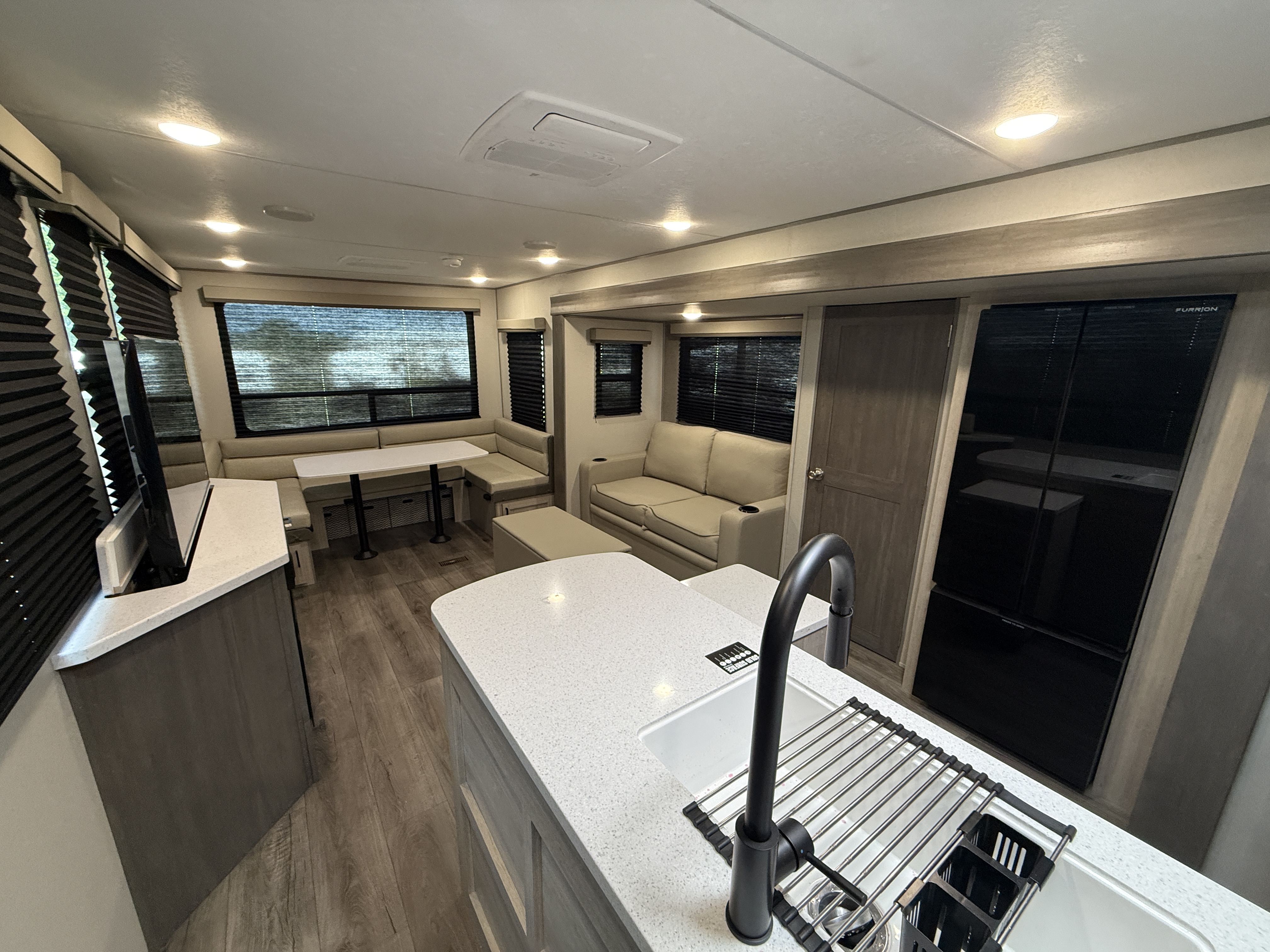 2026 Coachmen Catalina Legacy Edition 283RNR - Image 9