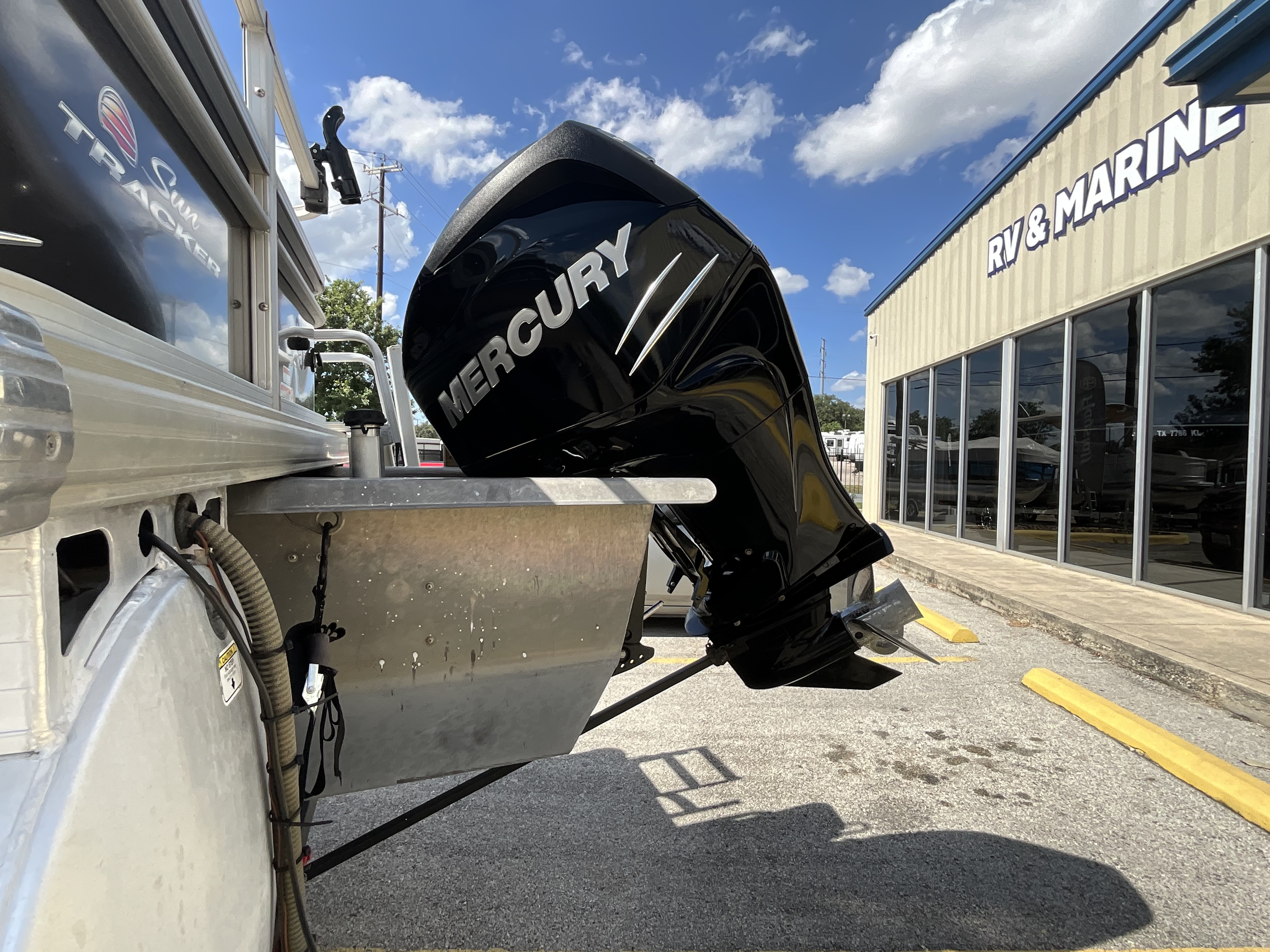 2018 TRACKER 2018 PARTY BARGE 24 XP3 - Image 7