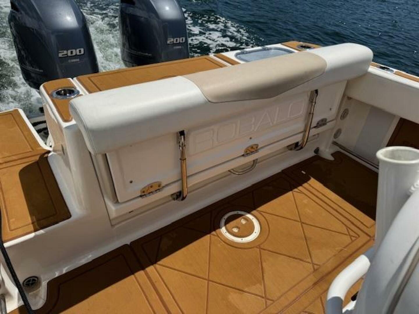 2021 Robalo R242 Center Console Base - Image 9