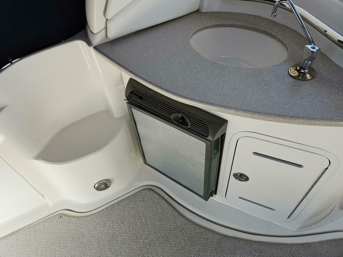 2004 Sea Ray 320 - Image 6