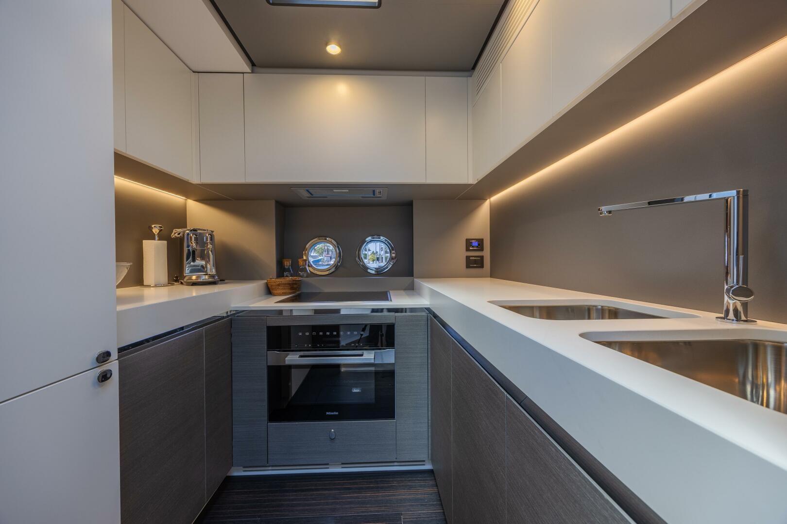 2023 Azimut S8 - Image 44
