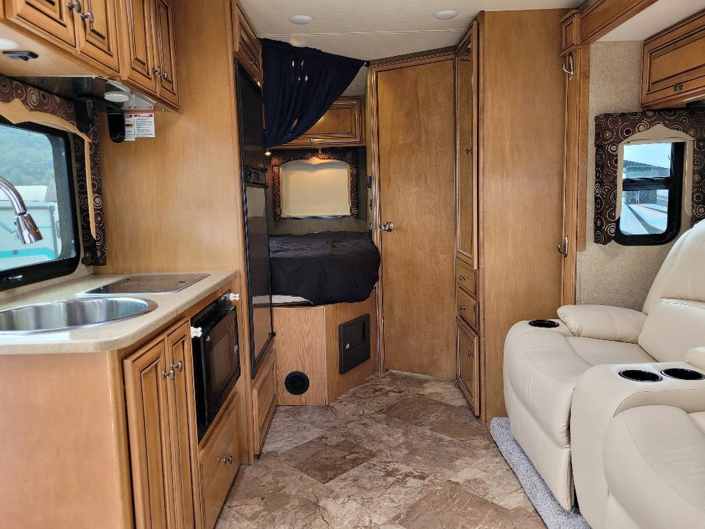 2016 Thor Motor Coach Siesta Sprinter 24SL - Image 9