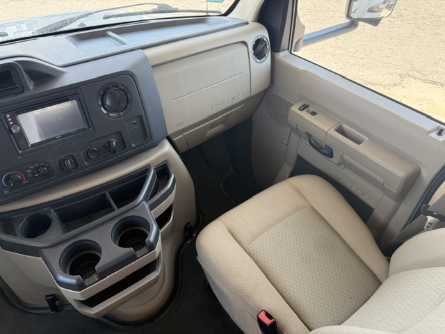 2015 Forest River Sunseeker 3010DS - Image 4