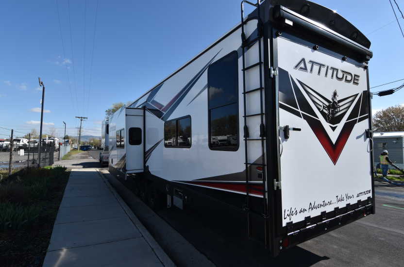 2025 Eclipse Attitude Wide Lite 5th Wheel 39A15G - Image 4