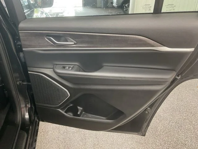 2022 Jeep Grand-Cherokee-L Laredo Altitude 4x4 - Image 24