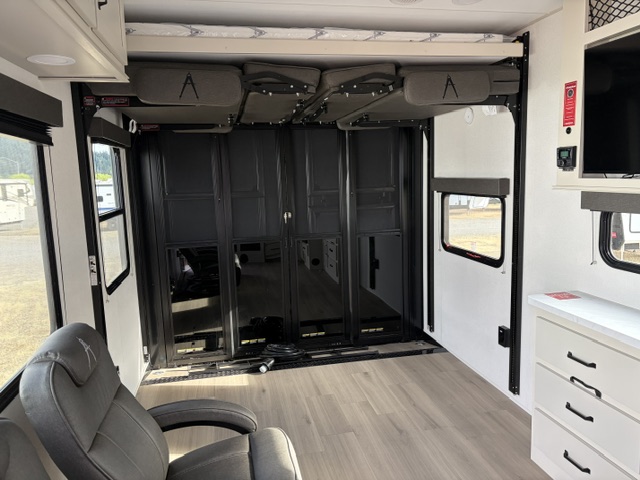 2026 Grand Design Momentum G-Class 27G - Image 8