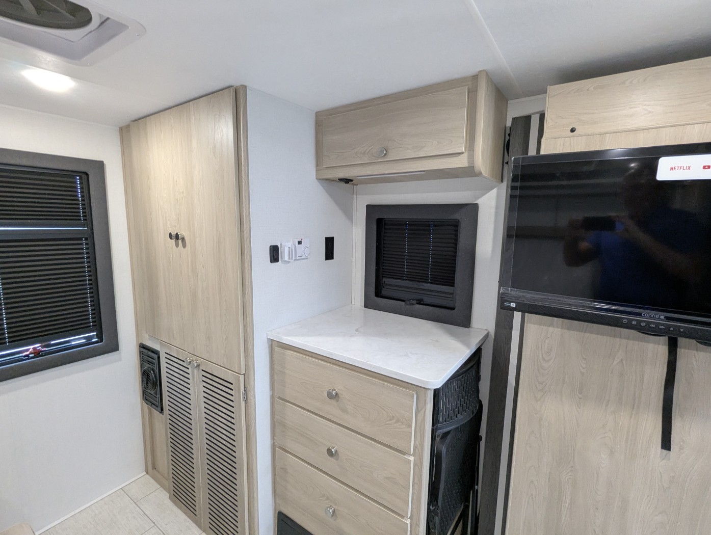 2026 Coachmen Entourage 340BH - Image 26