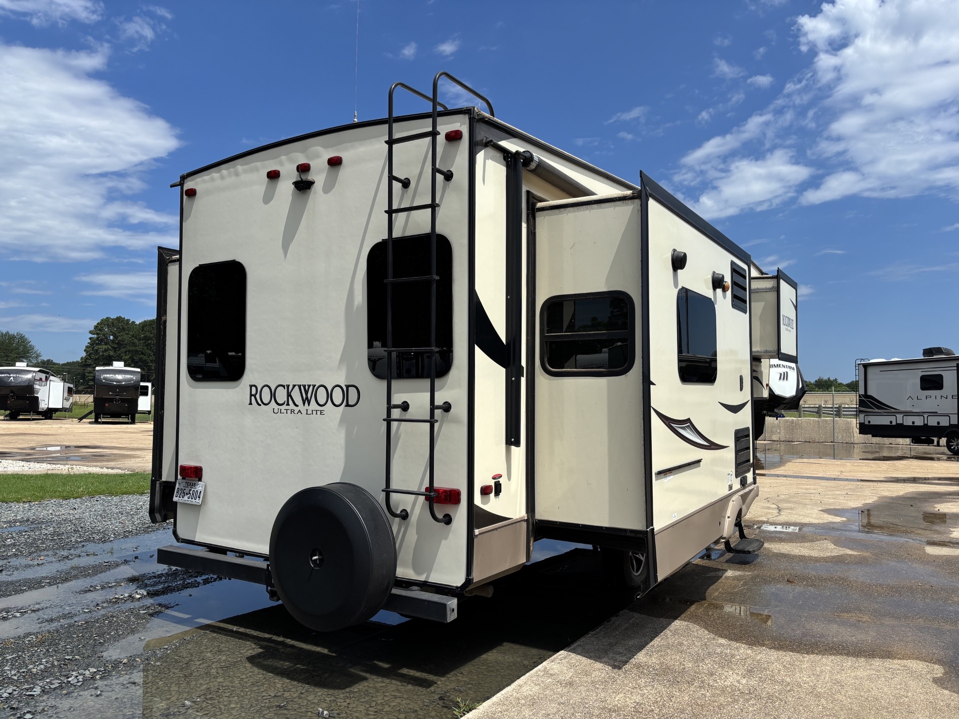 2018 Forest River Rockwood Ultra Lite 2650WS - Image 8