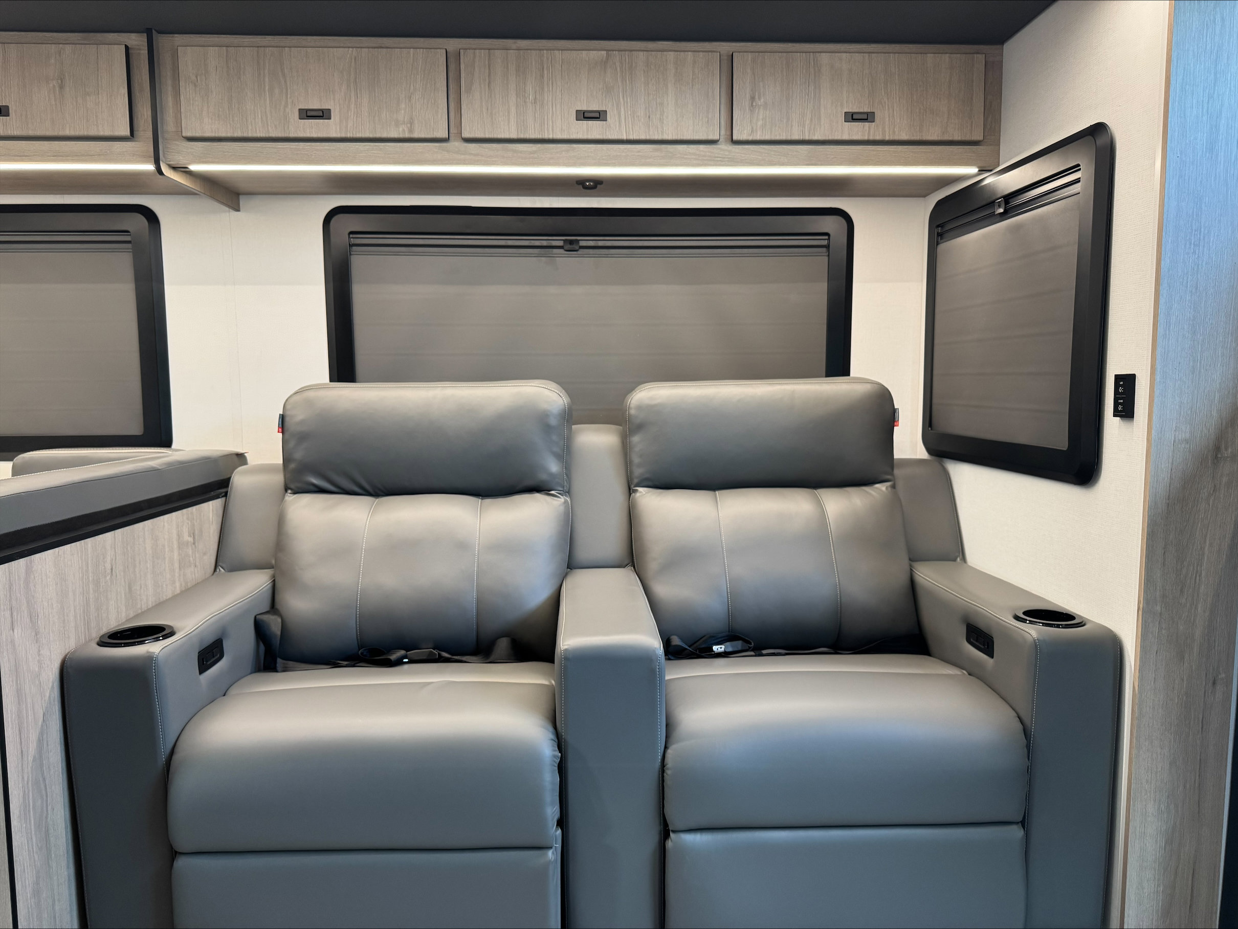 2026 GRAND DESIGN LINEAGE SERIES F 31ZW - Image 13
